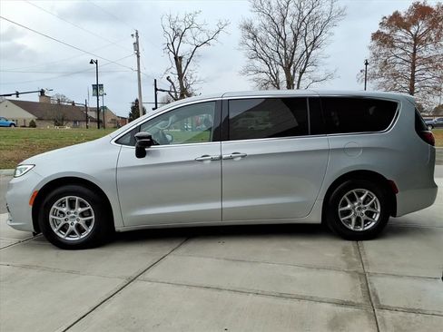 Used 2024 Chrysler Pacifica Touring-L image 4