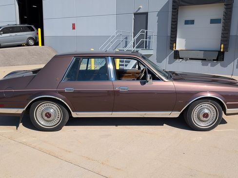 Used 1987 Lincoln Continental Signature RWD image 17
