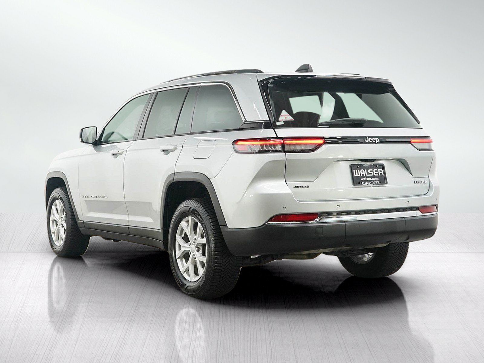 Used 2023 Jeep Grand Cherokee Limited AWD/4WD image 3