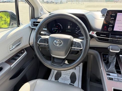Used 2022 Toyota Sienna XLE w/ XLE Plus Package FWD image 17