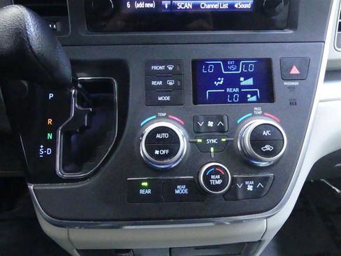 Used 2017 Toyota Sienna LE image 13