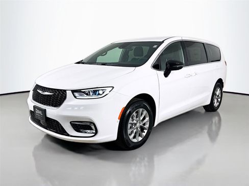 New 2026 Chrysler Pacifica Select image 3