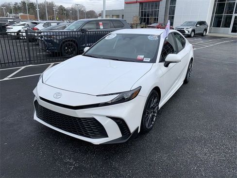 Used 2025 Toyota Camry SE image 4