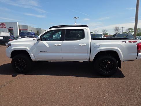 Used 2017 Toyota Tacoma TRD Sport w/ Tow Package (A/T) AWD/4WD image 6