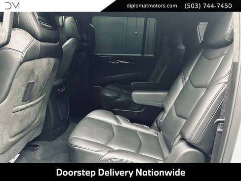 Used 2017 Cadillac Escalade ESV Platinum AWD/4WD image 26