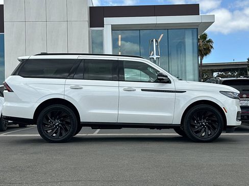 New 2026 Lincoln Navigator Reserve w/ Jet Appearance Package AWD/4WD image 2