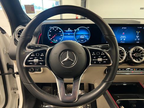 Used 2023 Mercedes-Benz EQB 300 4MATIC image 11