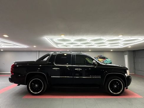 Used 2011 Chevrolet Avalanche LTZ image 2