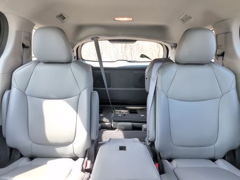 Used 2023 Toyota Sienna XLE image 28