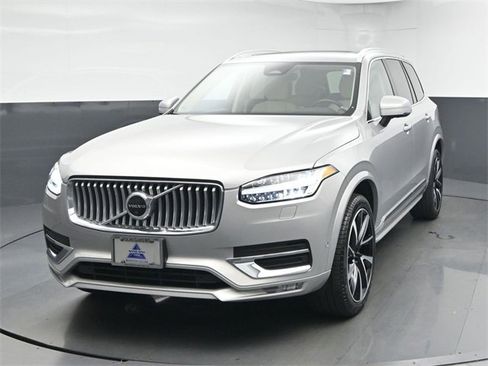 Used 2023 Volvo XC90 B6 Plus image 3