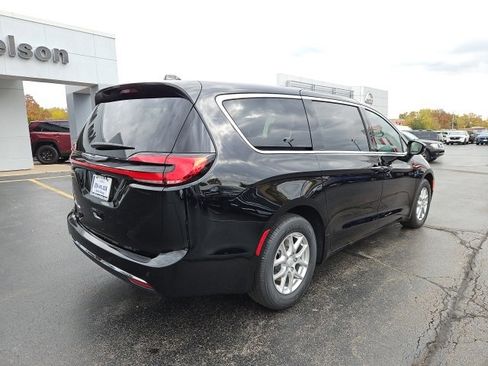 New 2026 Chrysler Pacifica Select image 13