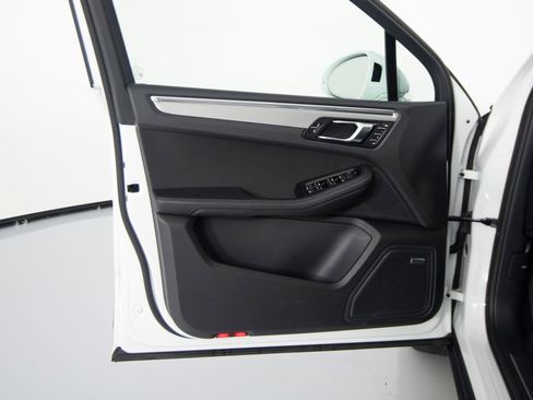 Certified 2026 Porsche Macan AWD/4WD image 18