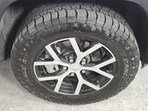 Used 2024 Jeep Grand Cherokee Limited image 10