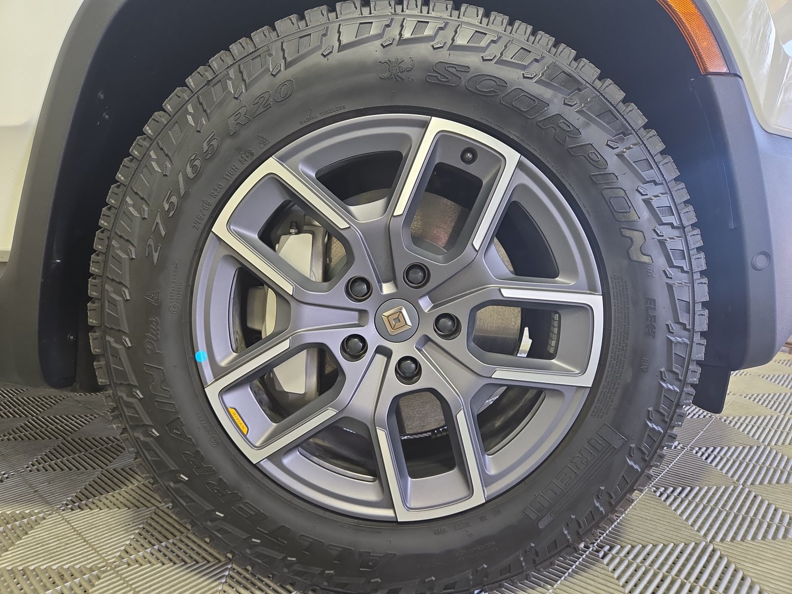 Used 2025 Rivian R1S Adventure Dual AWD/4WD image 11