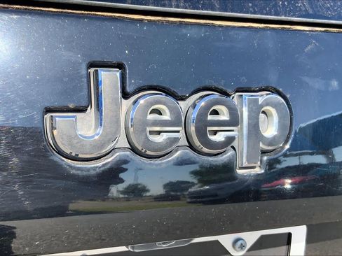 Used 2019 Jeep Cherokee Latitude w/ Popular Appearance Group FWD image 31