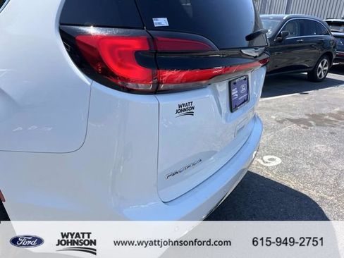 Used 2023 Chrysler Pacifica Touring-L image 10
