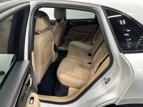 Certified 2025 Porsche Macan AWD/4WD image 34