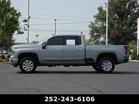Used 2024 Chevrolet Silverado 2500 High Country w/ Technology Package AWD/4WD image 4