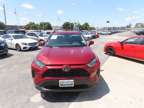 Used 2020 Toyota RAV4 LE FWD image 5