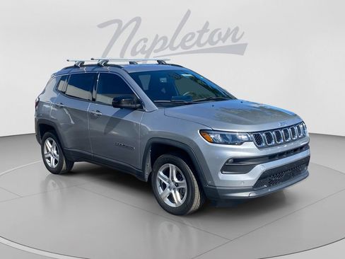 Used 2024 Jeep Compass Latitude w/ Convenience Group AWD/4WD image 8