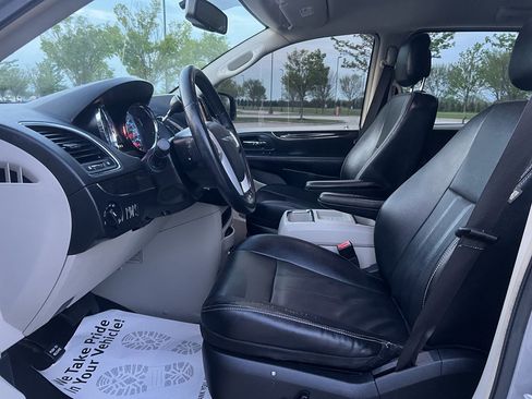 Used 2014 Chrysler Town & Country Touring image 18