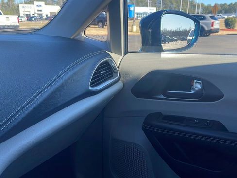 Used 2022 Chrysler Pacifica Touring-L image 26