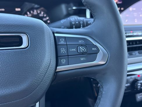 Used 2025 Jeep Compass Limited image 14