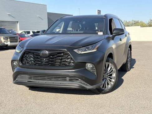 Used 2020 Toyota Highlander Platinum FWD image 3
