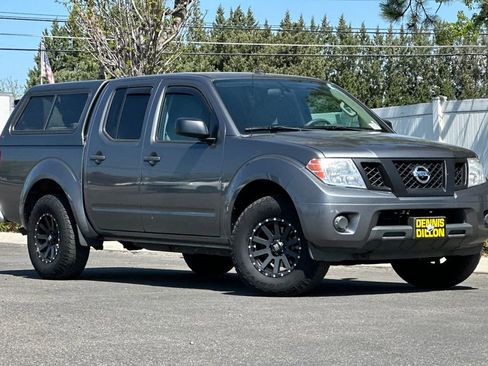 Used 2017 Nissan Frontier SV image 2