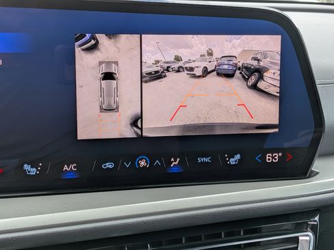 Used 2024 Chevrolet Traverse LT image 32