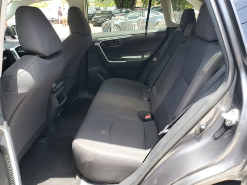 Used 2021 Toyota RAV4 LE image 9