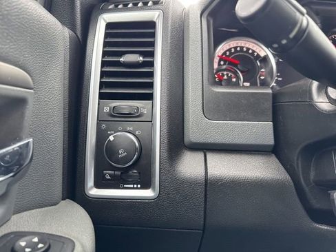 Used 2019 RAM 1500 Classic SLT w/ SLT Plus D￩cor Group AWD/4WD image 17