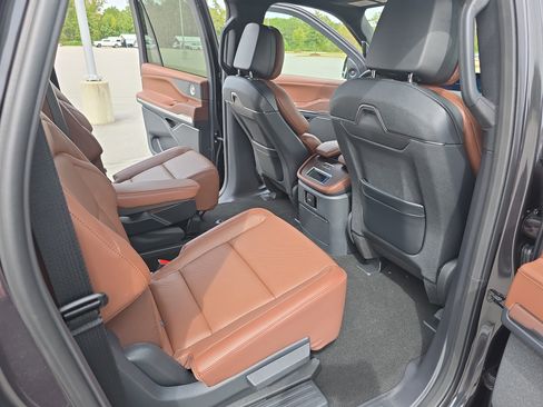 New 2025 Lincoln Navigator L Reserve image 11