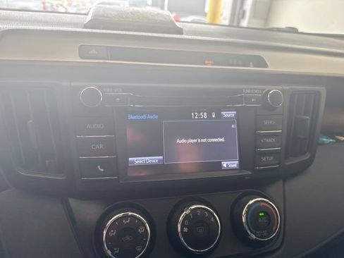Used 2018 Toyota RAV4 LE FWD image 11