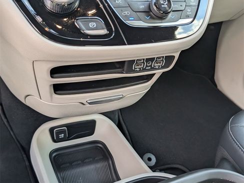 Used 2024 Chrysler Pacifica Touring-L image 14
