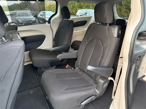 Used 2021 Chrysler Pacifica Touring w/ Uconnect Theater Family Group image 9