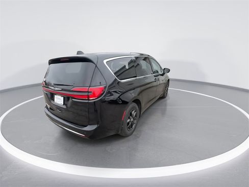 Used 2024 Chrysler Pacifica Touring-L image 8