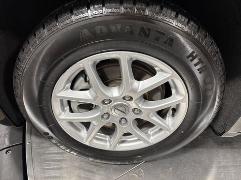 Used 2023 Chrysler Pacifica Touring-L FWD image 2