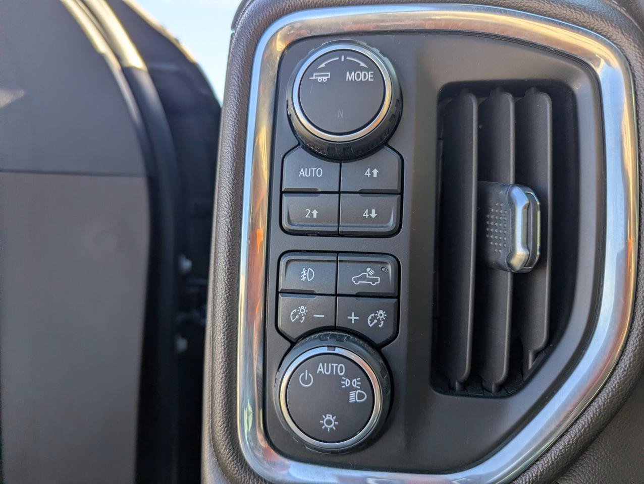 Used 2021 Chevrolet Silverado 1500 LT w/ Z71 Off-Road Package AWD/4WD image 18