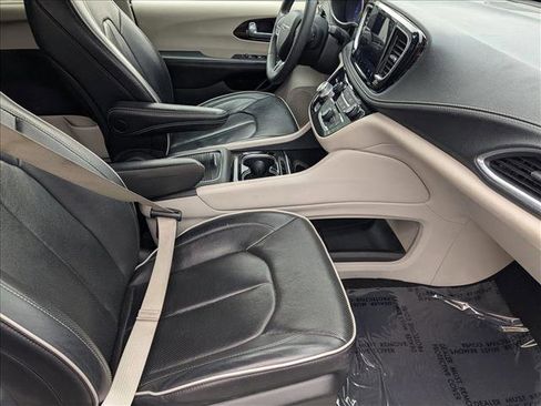 Used 2023 Chrysler Pacifica Limited image 21