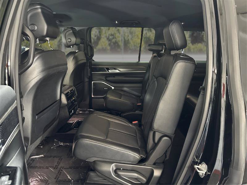 Used 2024 Jeep Wagoneer Series III AWD/4WD image 10