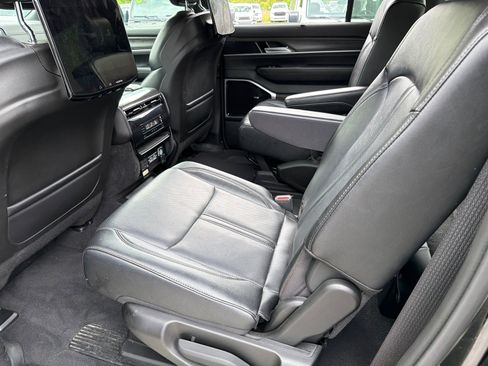 Used 2024 Jeep Wagoneer Series III w/ Premium Group I AWD/4WD image 18