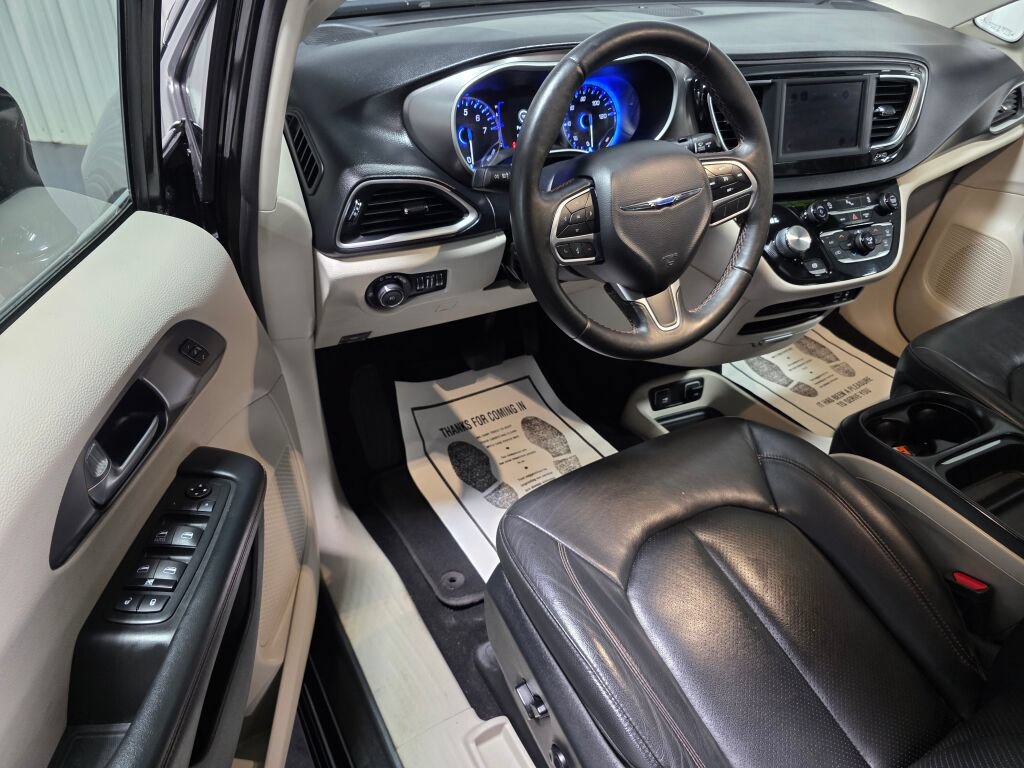 Used 2020 Chrysler Pacifica Touring-L FWD image 6