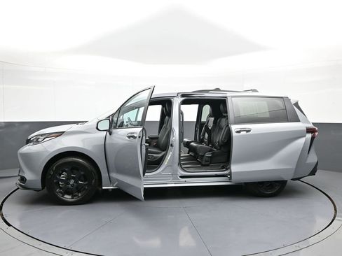 Used 2025 Toyota Sienna XLE Woodland Edition AWD/4WD image 45