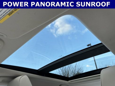 Used 2016 Chrysler 300 C image 2