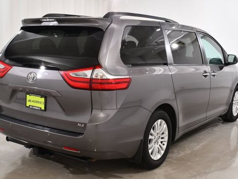 Used 2017 Toyota Sienna XLE Premium image 12