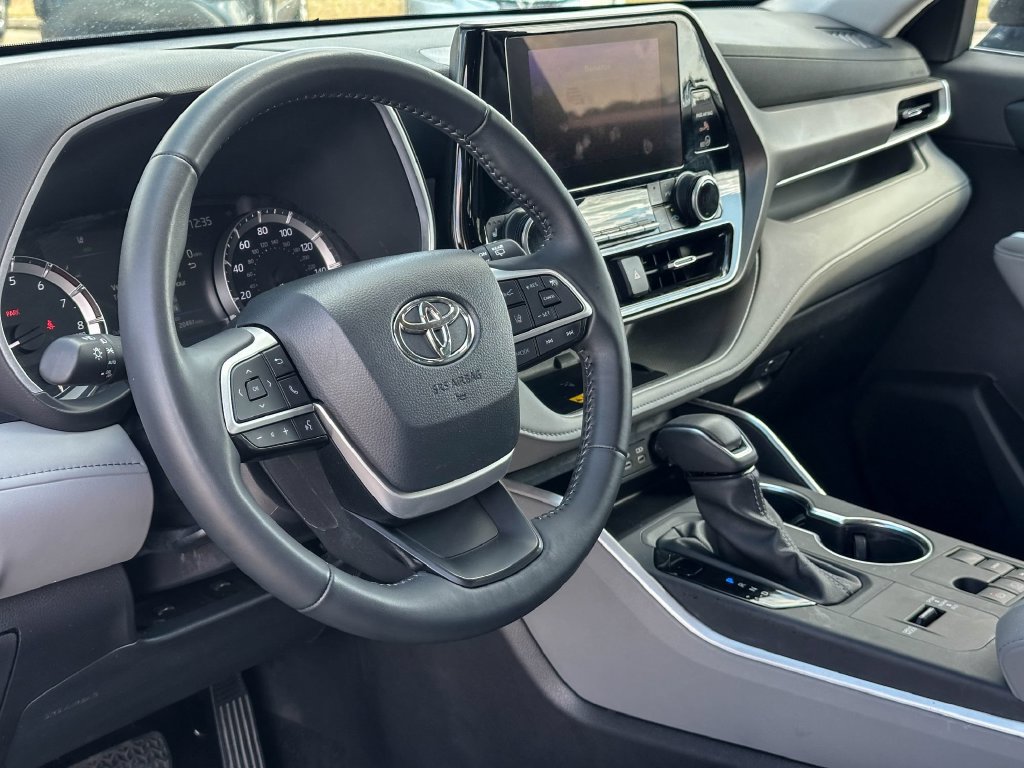 Certified 2025 Toyota Highlander XLE FWD image 12