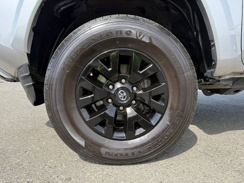 Used 2017 Toyota Tacoma SR5 w/ Tow Package AWD/4WD image 9