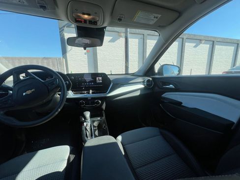 Used 2025 Chevrolet Trax LT image 35