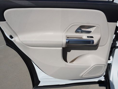 Used 2024 Mercedes-Benz GLB 250 image 35